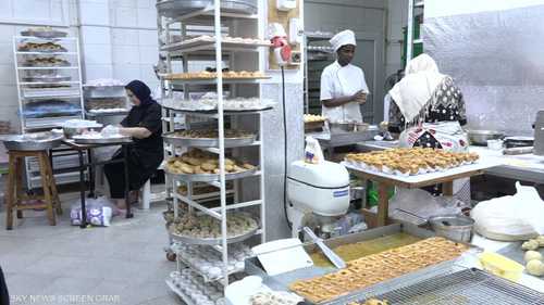 انتشار صناعة وبيع الحلوى التقليدية في الجزائر بمناسبة العيد