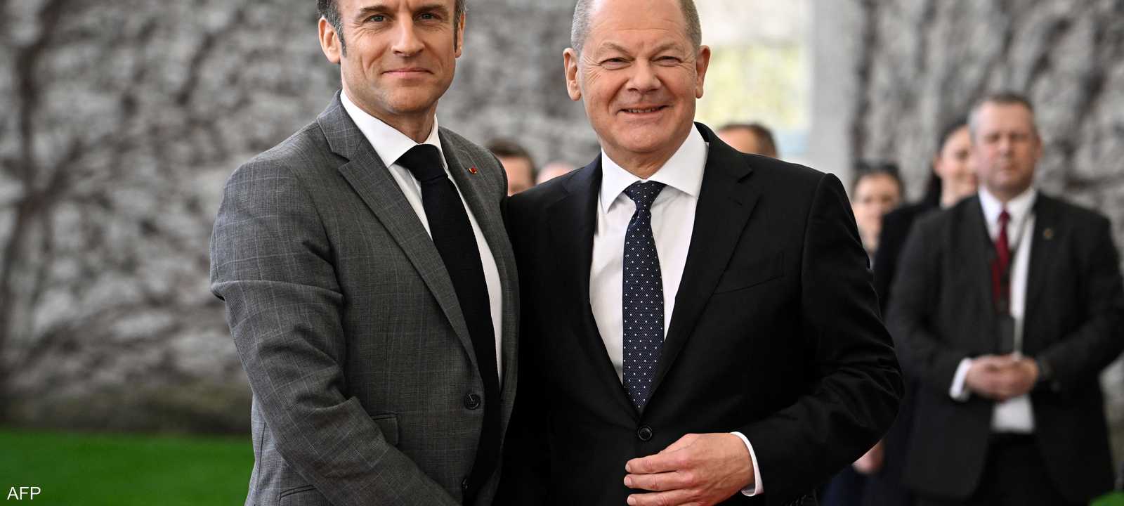 الرئيس الفرنسي ماكرون يصافح المستشار الألماني أولاف شولتس