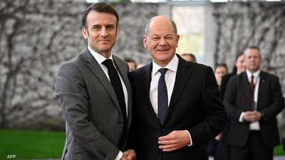 الرئيس الفرنسي ماكرون يصافح المستشار الألماني أولاف شولتس