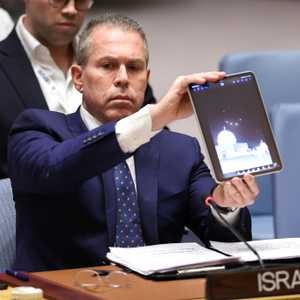 السفير الإسرائيلي لدى الأمم المتحدة يحمل صورا للضربة