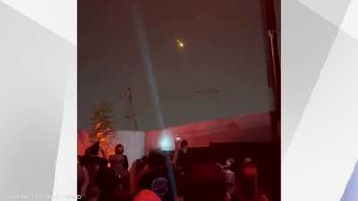 فيديو متداول للحظة مرور صواريخ إيران فوق رواد حفل بلبنان