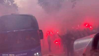 بالفيديو.. مشهد "غير مفهوم" لجمهور برشلونة أمام حافلة فريقهم