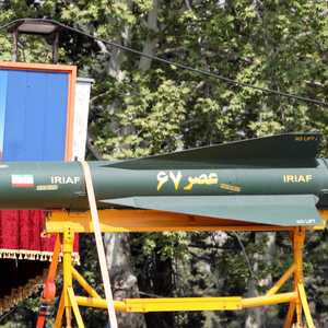 شاحنة عسكرية إيرانية تحمل صاروخ Asre 67