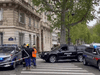 الشرطة الفرنسية أثناء تطوقها القنصلية الإيرانية في باريس