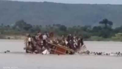 فيديو "مخيف".. لحظة غرق قارب ومصرع العشرات في إفريقيا الوسطى