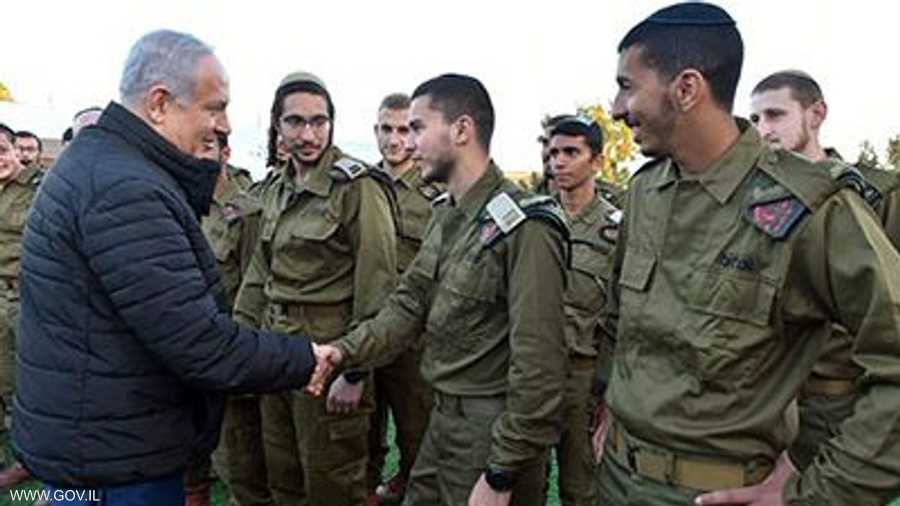 نتنياهو في لقطة سابقة مع جنود من كتيبة "نيتساح يهودا"
