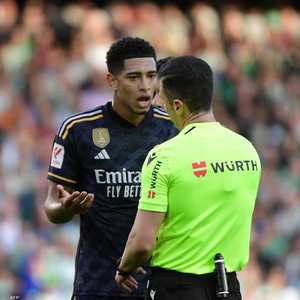 جود بيلينغهام يتحدث مع الحكم الإسباني سيزار سوتو غرادو