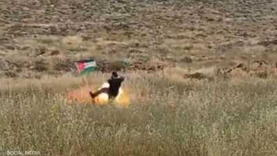 بالفيديو.. "مفاجأة منفجرة" لجندي إسرائيلي ركل علم فلسطين