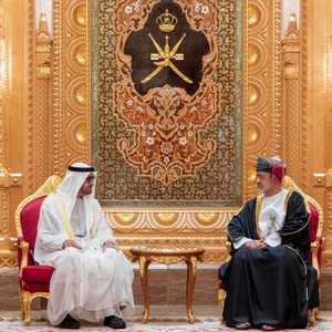 رئيس دولة الإمارات وسلطان عمان خلال لقاء في مسقط عام 2022