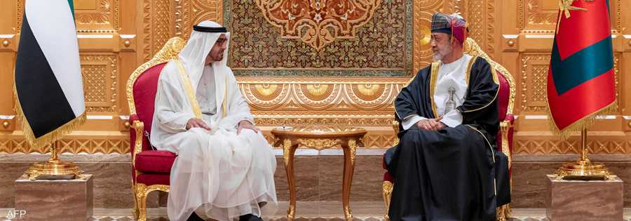 رئيس دولة الإمارات وسلطان عمان خلال لقاء في مسقط عام 2022