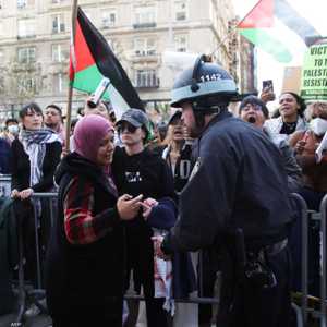 متظاهرون خارج جامعة كولومبيا في مدينة نيويورك