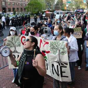 نشطاء مؤيدون للفلسطينيين يحتجون خارج جامعة كولومبيا