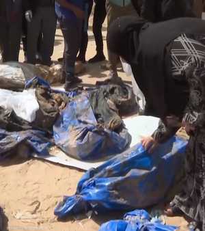 انتشال مئات الجثث من 3 مقابر جماعية في خان يونس
