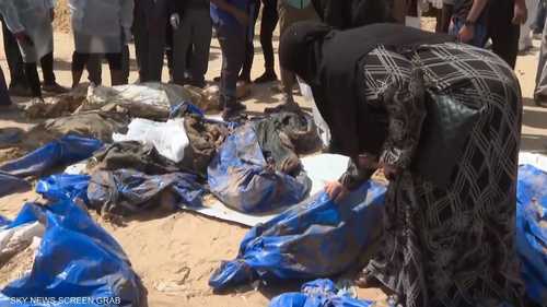 انتشال مئات الجثث من 3 مقابر جماعية في خان يونس
