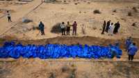 الدفاع المدني بقطاع غزة أعلن اكتشاف مقابر في مجمع ناصر الطبي