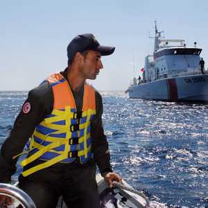 أحد أفراد خفر السواحل التونسي يتفقد الحدود البحرية