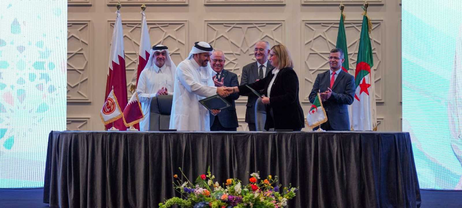 جانب من توقيع الاتفاقية بين الجزائر وشركة بلدنا القطرية