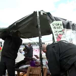 الشرطة تقتلع الخيام وتبعد المتظاهرين بالقوة