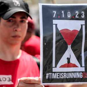 الوقت ينفد.. لافتة لأهالي أسرى إسرائيل تطالب بهدنة غزة