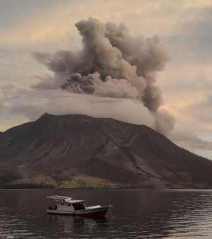 لقطة لثوران بركان في إندونيسيا
