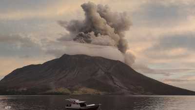 نفث الرماد على ارتفاع شاهق.. بركان "إيبو" يثور في إندونيسيا