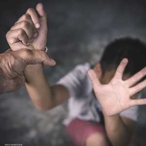 تعرض الطفل للعنف من قبل والده وزوجته.. أرشيفية
