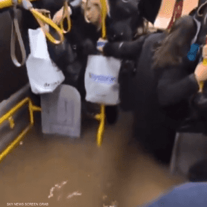 ركاب عالقون وسط حافلة بسبب الفياضانات