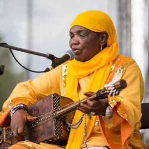 حسنة البشارية أول مغاربية تعزف على آلة القمبري أمام الجمهور