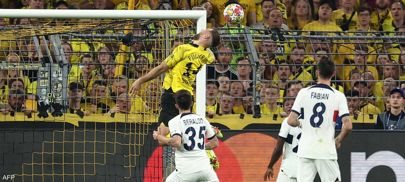 فولكروج ومحاولة رأسية لتسجيل هدف في مرمى سان جيرمان