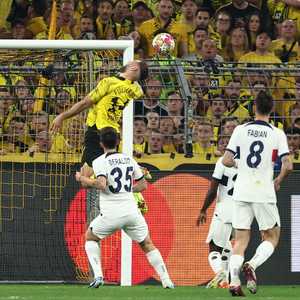 فولكروج ومحاولة رأسية لتسجيل هدف في مرمى سان جيرمان