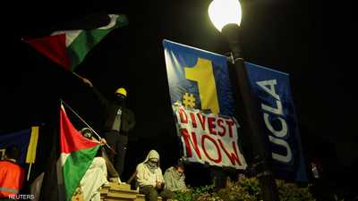 الشرطة تحتشد قرب محتجين مؤيدين للفلسطينيين بجامعة كاليفورنيا