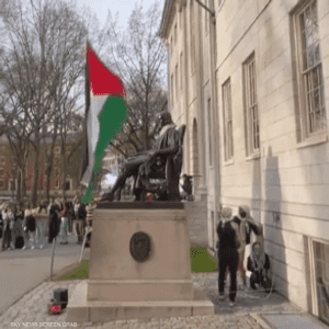 طلاب إحدى الجامعات الأمريكية يرفعون العلم الفلطسني