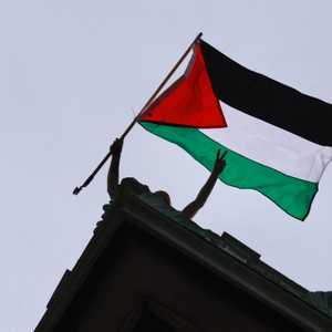 طالب في جامعة كولومبيا يلوح بعلم فلسطين