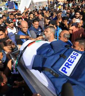 صحافيون يشيعون جثمان زميلهم الذي قضى في قصف إسرائيلي بغزة