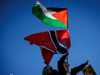 طالب يرفع علمي فلسطين وترينيداد وتوباغو خلال تظاهرة بواشنطن