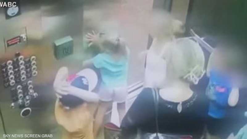 فيديو صادم.. طفلة كادت تخسر يدها بين مصعد وجدار 