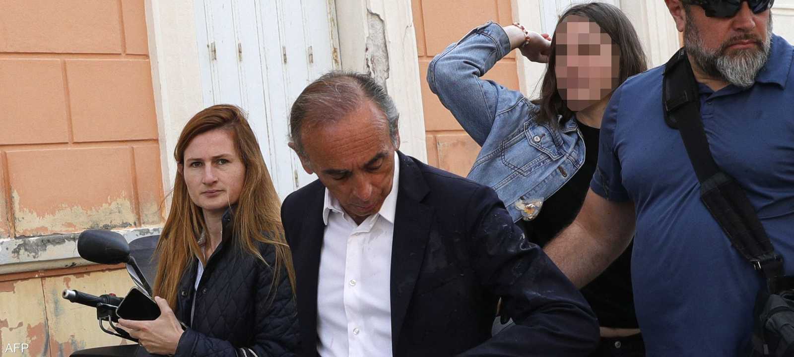 رشق متظاهرون القيادي المتطرف الفرنسي إريك زمور بالبيض