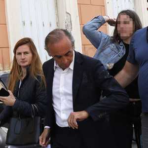 رشق متظاهرون القيادي المتطرف الفرنسي إريك زمور بالبيض