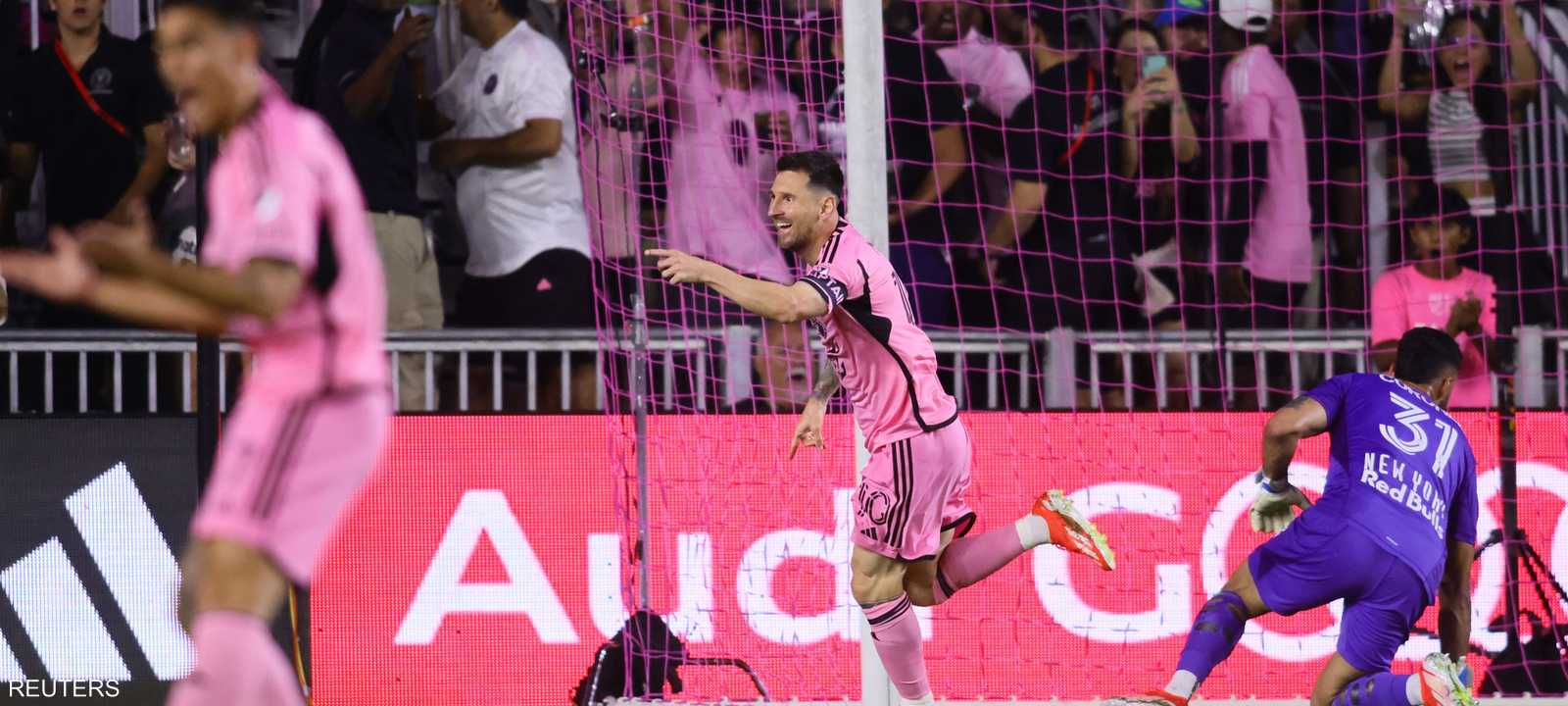 ميسي سجل هدفا وصنع 5