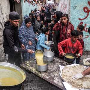 غزيون يصطفون للحصول على وجبة طعام من جمعية خيرية
