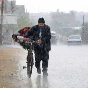 المئات ينزحون من شرقي رفح إلى غربي قطاع غزة