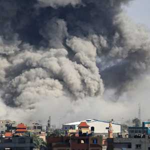 دخان يتصاعد بعد القصف الإسرائيلي على رفح