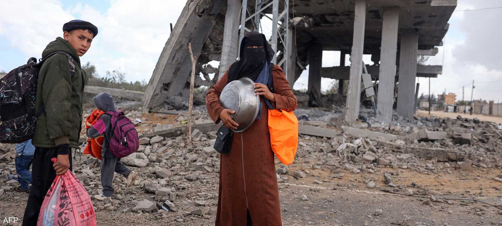 غزيون من رفح يفرون بما تيسر إلى المواصي