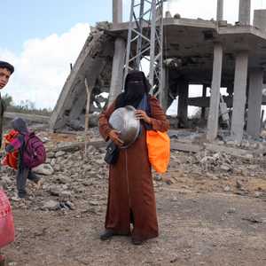 غزيون من رفح يفرون بما تيسر إلى المواصي