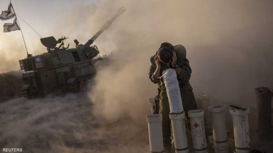 جندي إسرائيلي يقصف غزة بالمدفعية