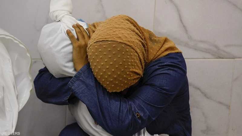 سيدة تحتضن جثة ابنة اختها بعد مقتلها في قصف إسرائيلي