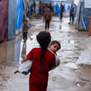 طفلة تحمل طفلة في مخيمات النزوح