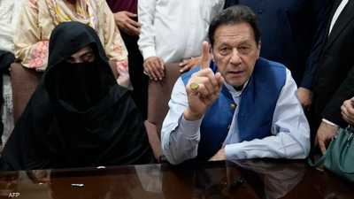 باكستان.. نقل زوجة عمران خان إلى السجن