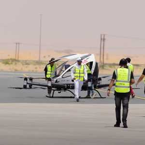 أبوظبي تُطلق أول رحلة تجريبية لطائرة بدون طيار مع راكب
