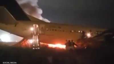 صراخ ونيران وهروب للمسافرين.. فيديو لحادث طيران بمطار سنغالي